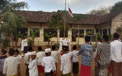 Pelaksanaan Upacara Hari Santri di SDN Juruan Laok II Berkolaborasi dengan MTs dan MA Shahibul Hayat