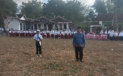 Kolaborasi Semangat Kemerdekaan: Upacara Hari Kemerdekaan RI di SDN Juruan Laok II